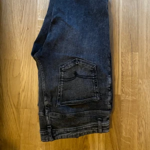 Straight leg grå jeans - Väldigt snygga grå jeans, jätte bra kondition.