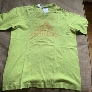 Adidas tröja - Något använda men i bra skick