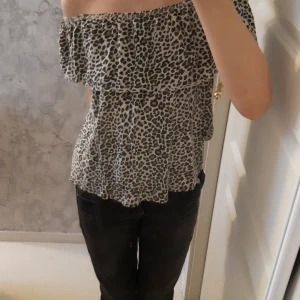 Leopardmönstrad offshoulder topp - Trendig offshoulder topp med leopardmönster.(funkar också som onshoulder topp)💞💞
