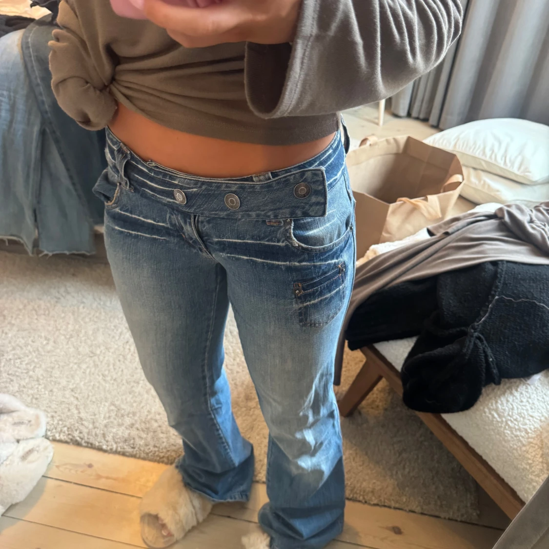 Blå bootcut jeans med cool detalj  - 1