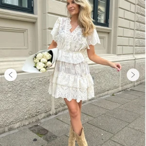 Vit spetsklänning - Vit spetsklänning perfekt för studenten. Helt oanvänd med lappen kvar. Klänningen är i Xs men är ganska stor i storleken och väldigt justerbar framförallt i midjan. Det går även att vända på klänningen och ha v ringning i bak. 