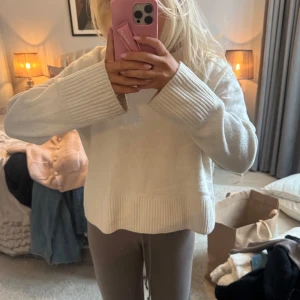 Vit stickad tröja - Säljer en mysig vit stickad tröja med långa ärmar och ribbade detaljer vid ärmslut och nederkant. 🥰