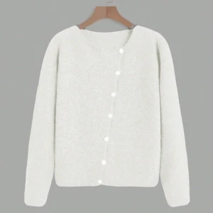 Vit kofta med knappar - Säljer en mysig vit kofta med knappar framtill. Perfekt för kyliga dagar och lätt att matcha med olika outfits. Koftan har långa ärmar och en enkel design. Ej använd många gånger. Passar xs-s