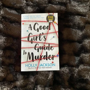 A Good Girl's Guide to Murder - En spännande deckare av Holly Jackson där en A-elev gräver i ett gammalt mordfall. Perfekt för dig som gillar mysterier och thrillers. Boken är en New York Times bestseller och har en fängslande handling som håller dig på tårna.