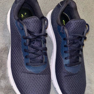 Reebok Navy Memorytech Sneakers /Sports  - Snygga mörkblå sneakers med vit sula och snörning. Nyskick och bara använda ett par gånger. Skorna har en sportig design med ventilerande meshmaterial och en bekväm passform. Perfekta för både träning och vardag. Bra även för träning innomhus då sulan inte ger märken. Köpta för 399kr på Stadium.