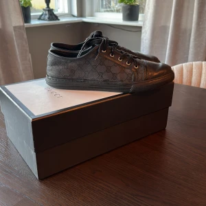 Gucci skor svarta - Svarta gucciskor med diskret mönster. Hör gärna av er vid frågor eller liknande🤝