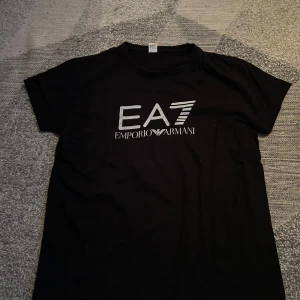 Emporio Armani T-shirt  - Säljer denna, använd tyvärr aldrig! Riktigt schysst material plus riktigt bra skick