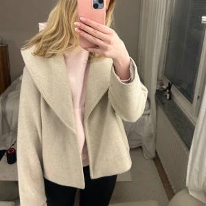 Beige kappa Vila - Jättefin beige kappa från Vila!! Bandet som ska sitta i midjan är tyvärr borta men annars i jättefint skick💗💗