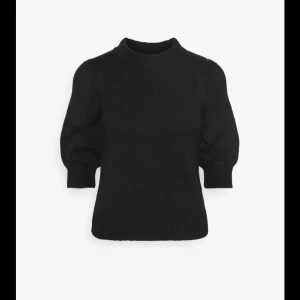Svart stickad tröja - Snygg svart stickad tröja med puffiga trekvartsärmar. Perfekt för en stilren look och passar bra till både jeans och kjol. Tröjan har en högre halsringning som ger en elegant touch.
