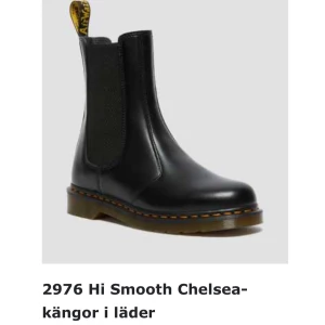 Svarta Chelsea-kängor i läder från Dr. Martens - Snygga och klassiska svarta Chelsea-kängor i läder från Dr. Martens. De har en elastisk panel på sidan och den ikoniska gula sömmen runt sulan. Perfekta för en stilren look. Provat hemma ett fåtal gånger. 