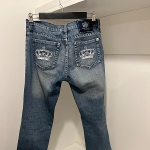 Victoria Beckham jeans  - Jätte fina lågmidjade Victoria Beckham jeans, de är raka/ bootcut i modellen. Några stenar på kronorna har lossnat. Midjemått: 74cm Inerbenslängd: 69cm🧚🏻‍♀️