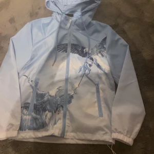 Ljusblå vindjacka från Trapstar - Säljer en  ljusblå vindjacka från Trapstar med en fågel pris kan diskuteras har aldrig använt den bara provat den passar xs och s