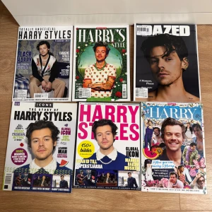 Samling av Harry Styles Magasin - En samling av sex olika magasin med Harry Styles på omslaget. Magasinen innehåller artiklar, bilder och intervjuer med Harry Styles, inklusive teman som mode, musik och hans karriär. Perfekt för fans av Harry Styles som vill ha en djupare inblick i hans liv och stil. Alla är köpte för ungefär 1300kr
