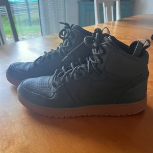 Nike sneakers strl 42 - Nike sneakers gröna strl: 42 finns i ystad att hämta. Kan fraktas (ej gratis frakt)