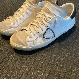 Philippe model  - Tja säljer mina feta Philippe model skor i storlek 42. Skorna är använd men fortfarande i bra skick! Endast skorna. Hör av dig vid minsta fundering!