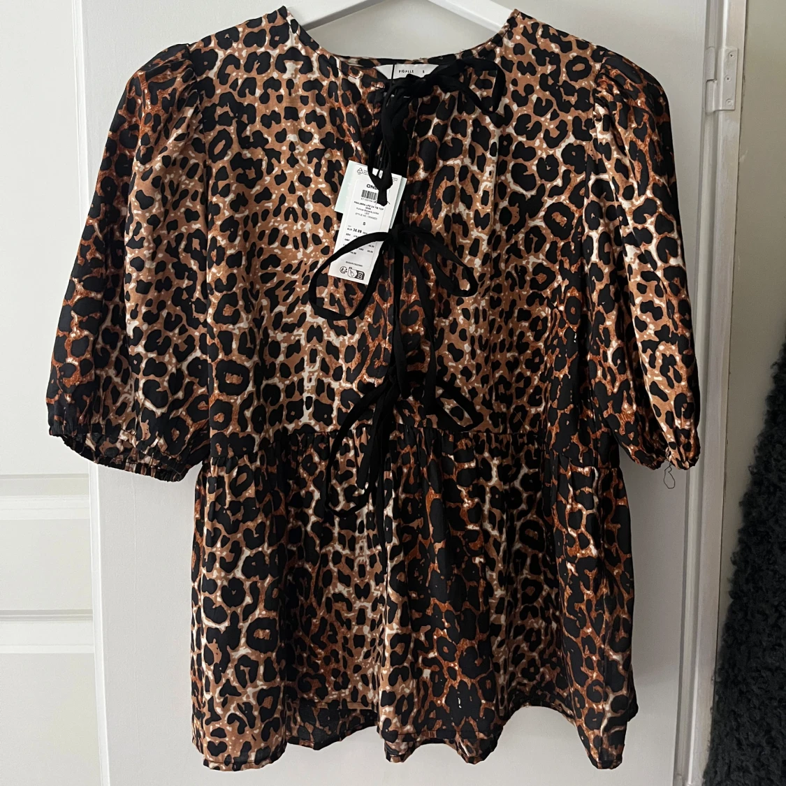 Leopardmönstrad blus från ONLY - 2