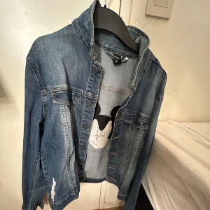 Jeans jacka med Musse pigg där bak  - Skön