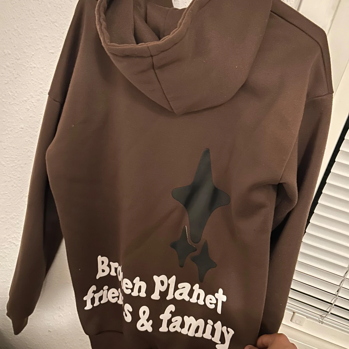 Brun hoodie med fladdermusmotiv - 1