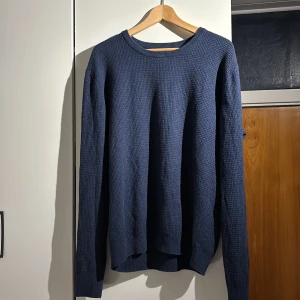 Blå tröja från Bruun & Stengade - Säljer en stilren blå tröja från Bruun & Stengade. Tröjan har en klassisk rund hals och är tillverkad i ett mjukt material med en subtil textur. Perfekt för en avslappnad men ändå snygg look. Passar bra till både skola samt utgång. Skick 9/10 där det inte syns att tröjan är använd