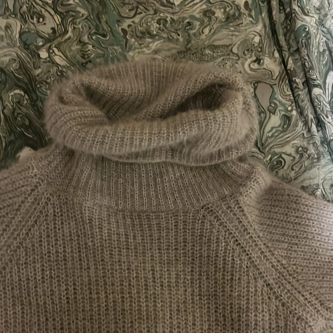 Grå stickad polotröja - 2