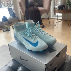 Nike Mercurial Superfly - Säljer flera par av dessa helt nya Nike mercurial Superlfy. Har storlekar mellan 42-45 och alla paren kommer direkt från Nike. Nypris ligger på runt 3500 kr. Kan vara flexibel med pris då dessa kommer från Nike sponsring. 