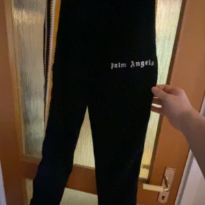 Svarta byxor från Palm Angels - Sköna byxor från Palm angels, kan säljas ihop med de andra från samma märke.