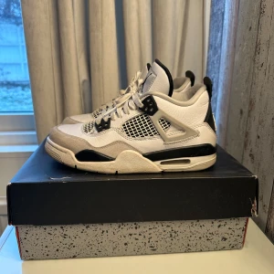 Jordan 4 military black  - Säljer ett par Jordan 4 military black strl 38. Skorna är sparsamt använda 8/10 skick med box. Köpta på sole plus. Möts i Stockholm eller frakt mot kostnad.