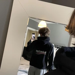 Balenciaga hoodie - Säljer en svart hoodie från Balenciaga i strlk xs passar S också. Det finns kvitto och låda, tröjan är i ny skick och säljes för över 10.000 ny
