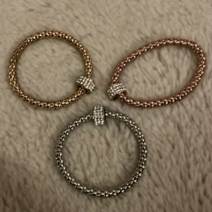 Set med tre glittriga armband - Snygga armband i guld, silver och roséguld med glittriga detaljer. Perfekta för att ge en extra touch till din outfit. Varje armband har en elegant design med en rad av gnistrande stenar. Säljer ej den silvriga för den har blivit såld.