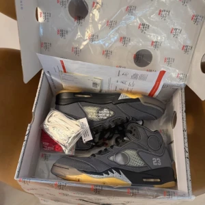 Jordan 5 off white muslin - Jordan 5 OW Muslin DS All OG Size US 11. 45 Bin 10999kr Kan mötas Stockholm eller fraktas Kan ta byten till min fördel Sista bild är taggad. LC finns och kvitto (Jordans Nike Offwhite Dunks)