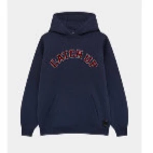 Mörkblå hoodie med text - Säljer en mörkblå hoodie med texten 'Catch up' i rött och vitt på bröstet. Den har en klassisk design med en stor ficka framtill och en bekväm huva. Perfekt för en avslappnad stil.