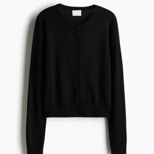 Finstickad kofta  - Snygg finstickad kofta från h&m, använt ett fåtal gånger så den är i ett mycket bra skick☺️