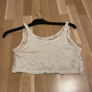 Vit kort linne - Ett vitt fint kort linne med massa spets