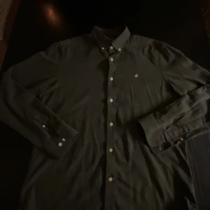 Mörkgrån Morris Skjorta - Säljer en mörkgrön skjorta från Morris. Storlek L. Haft den i ett år och använt fåtal gånger, . Nypris:1299kr Mitt pris:300kr. Hör av dig för fler frågor eller bilder. Pris kan diskuteras