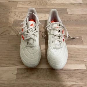 Vita copas från Adidas - Snygga vita copas från Adidas med en bra bekväm form. Har använts på konstgräs 3 gånger. Perfekt för dig som letar nya fotbollsskor som är billiga. Ej elit!! 