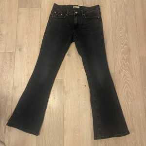 Svarta bootcut jeans från Perfect Jeans - Snygga svarta bootcut jeans från Perfect Jeans. De har en klassisk femficksdesign och knappar i silverfärg. Perfekta för en stilren look.