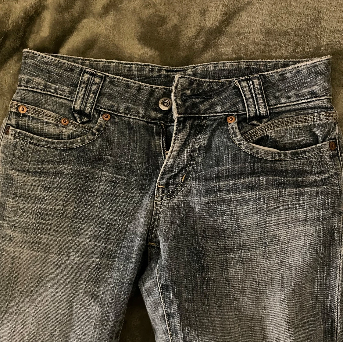 Blå jeans med fickdetaljer - 3