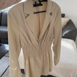 Beige kavaj/klänning - Jätte fin kavaj/klänning som formar midjan. Använd ca 2 gånger.