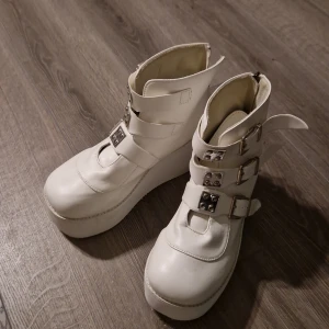 Demonia - Skitsnygga demoniadupes från Aliexpress, men köpta här på plick😽 står ingen storlek men lite stora på mig som brukar ha 36-38 så skulle säga att de passar nån som har 38-39💕