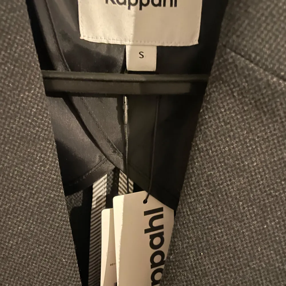 Snygg grå kavaj från Kappahl i storlek S. Kavajen har en klassisk design med knappar framtill och fickor. Perfekt för en stilren look. Aldrig använd pga av för stor för mig. Så i nyskick! Nypris 999. Puvut & Bleiserit.