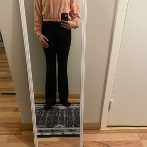 Beige croppad tröja - Säljer en beige croppad tröja med långa ärmar och elastisk nederkant. Perfekt för en avslappnad stil. Passar bra till både jeans och kjol. Helt ny bara legat i garderoben kommer inte till användning 