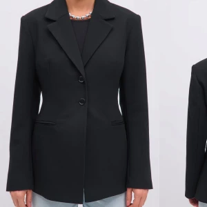 Svart kavaj - Snygg svart kavaj med en shaped form att den går in i midjan. Köpt från ginatricot och prislappar är kvar. 