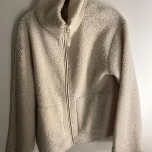 Beige teddyjacka från H&M - populära teddyjackan från H&M med dragkedja framtill. köpt i oktober, använd fåtal gånger, i mycket bra skick❣️❣️