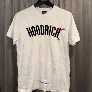 Vit t-shirt och vita shorts från Hoodrich - Snygg vit t-shirt och vita shorts från Hoodrich. Tryck på baksidan med text. Perfekt för sommaren. T-shirten är M och shortsen är L.