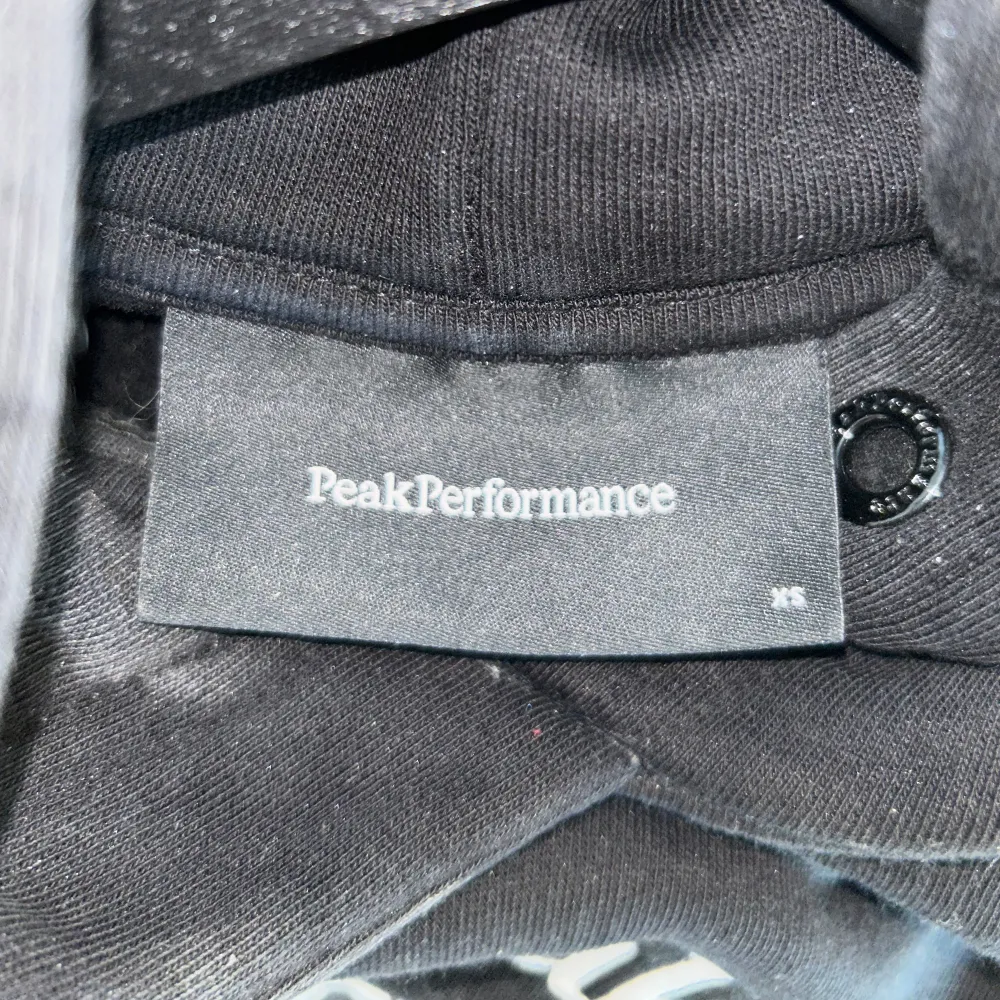 Peak Performance Hoodie i strl.XS. Köpt för ca 1år sedan och använd 4 gånger. Älskar den men säljer pga den legat garderoben utan användning och är nu för liten! (Jag är XS/S i kläder och denna upplevs definit som en XS)  . Hoodies.