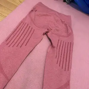 Säljer ett par snygga rosa leggings i mycket bra skick. De har ett coolt mönster längs benen som ger en unik look. Perfekta för träning eller en avslappnad dag hemma. Materialet är stretchigt och bekvämt, vilket gör dem till ett måste i garderoben!