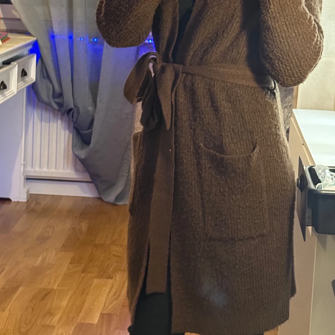 Brun stickad kappa - 90