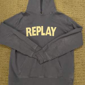 Hej! 👋 Säljer denna feta Replay hoodie i top skick🙌| Storlek S📏|Skick 10/10 använd två gånger👕| Mitt pris 499 men går att diskutera💵| Hör av dig vid minsta lilla fundering 💭 | Mvh//Umresell