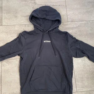 Hugo Boss Hoodie  - Säljer min Hugo boss hoodie, den är fint skick men använd. Storlek S, tveka inte på att skriva  vid fler frågor
