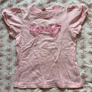 Mezzo Piano rosa tröja från Sanrio Japan - Mezzo Piano rosa med texten 'Lovely' samt rosett. Från sanrio japan. Bra skick och storlek 140. 